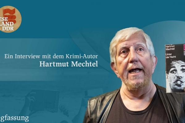 Krimi-Autor Hartmut Mechtel hält sein Buch Unter der Yacht in der Hand