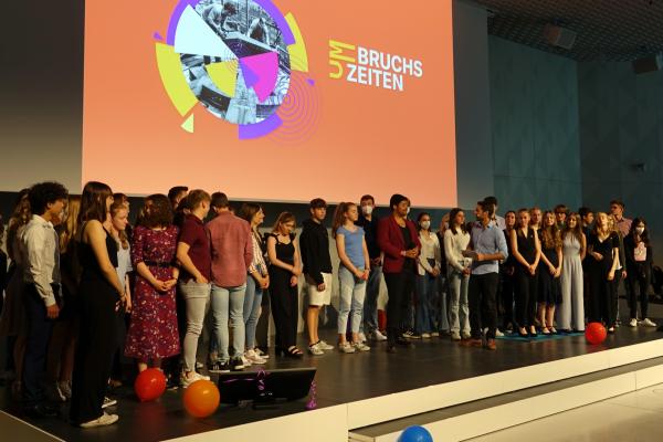 Preisträgerinnen und Preisträger des Jugendwettbewerbs Umbruchszeiten 2022 auf der Bühne