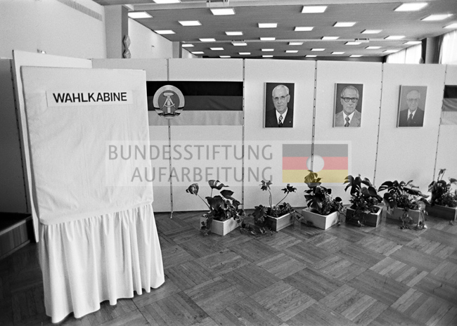 Wahlkabine und Politikerportraits in Leipzig
