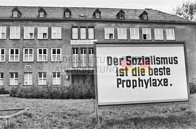 DDR Propagandaplakat "Der Sozialismus ist die beste Prophylaxe" vor einer Poliklinik in Zwickau.