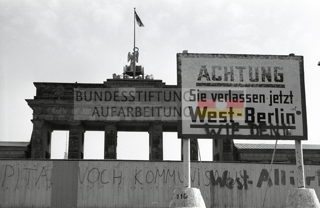 West-Berlin-DDR: Das Brandenburger Tor mit der Mauer von West Berlin aus  in Richtung Osten.