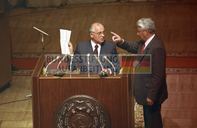 Michail Gorbatschow hält seine Rede im Weißen Haus in Moskau, Boris Jelzin tritt an das Rednerpult heran.