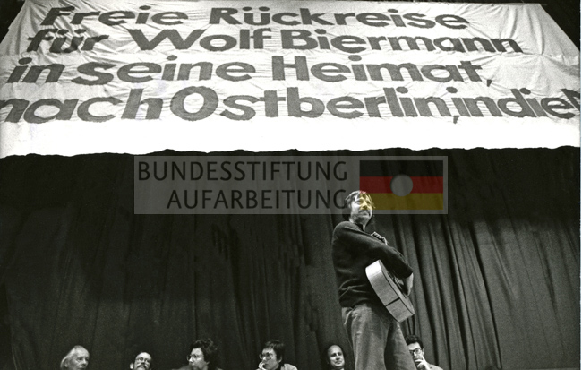 Wolf Biermann, aus der DDR abgeschobener Liedermacher (Mitte) bei einem Konzert in Bochum. 1976