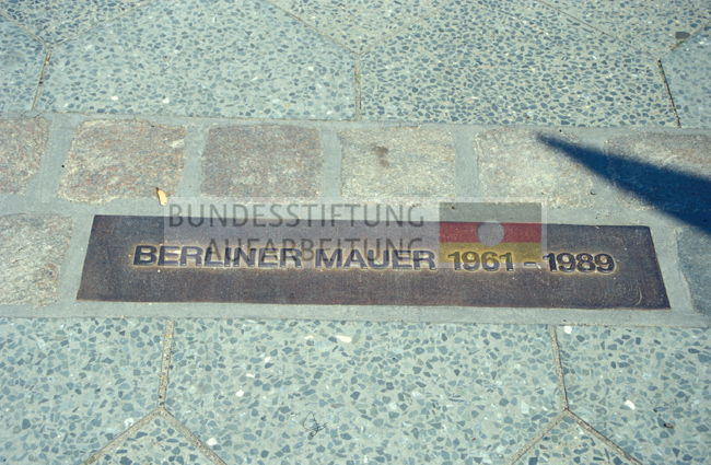 Gedenkplatte auf dem Boden mit der Inschrift Berliner Mauer 1961-1989