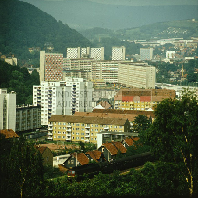 Blick auf Plattenbauten im Stadtzentrum von Suhl, um 1978. 