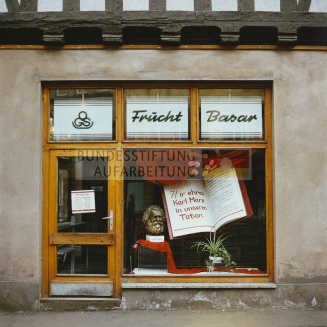 Schaufenster vom "Frucht Basar" (Gemüsegeschäft) in Erfurt, 1983.