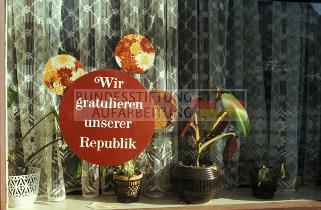 Schaufenster in Erfurt, um 1982, mit Sticker "Wir gratulieren unserer Republik".