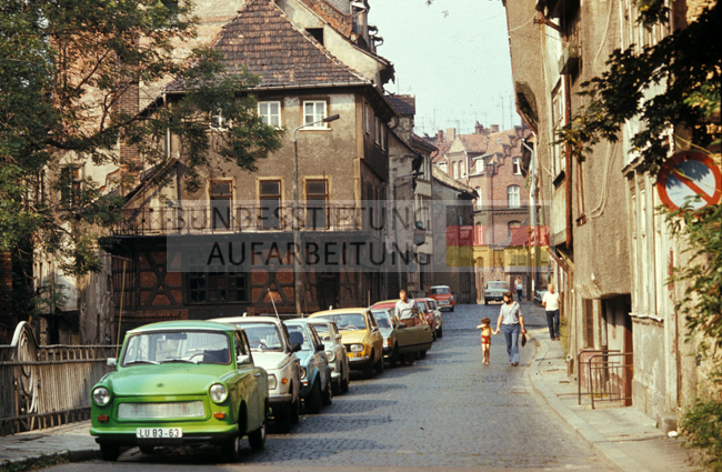 Eine Straße in der Erfurter Altstadt, zwischen 1980 und 1983. 