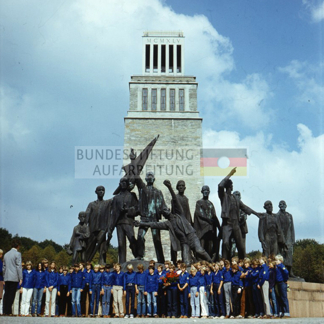 FDJ-Mitglieder vor dem Mahnmal der Gedenkstätte des ehemaligen KZ Buchenwald, um 1978.