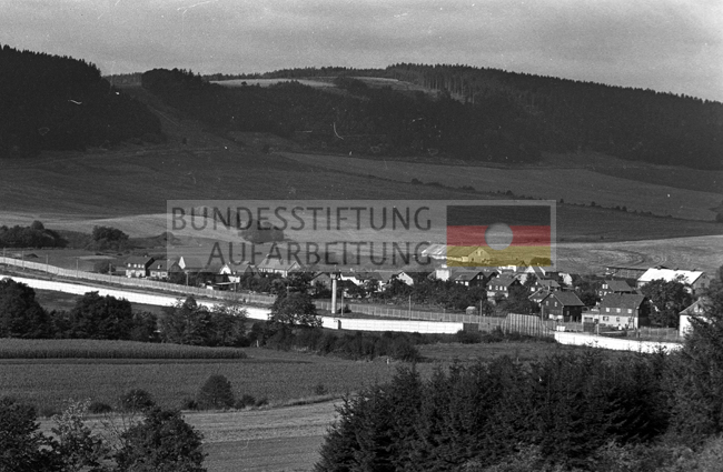 Blick von Bayern über Grenzanlage auf Heinersdorf, DDR, 1985.