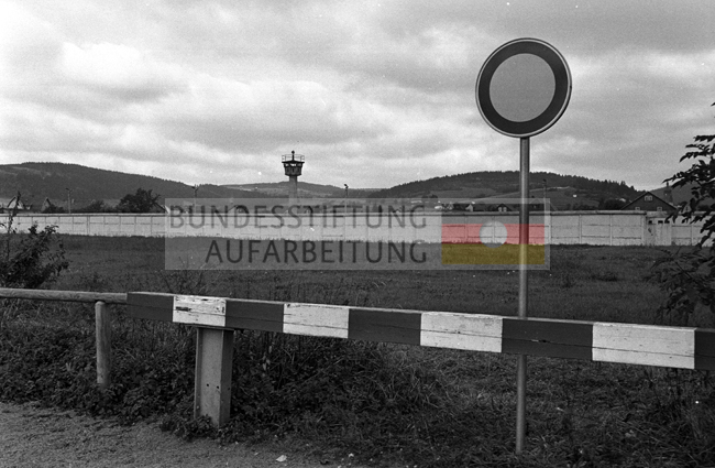 Blick von Bayern auf Grenzanlage, dahinter Heinersdorf, DDR, 1985.