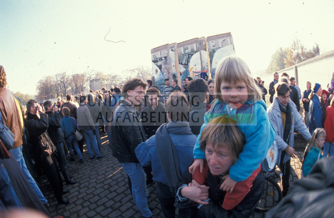 Ost-Berliner gehen von Treptow Richtung Westberlin, 10. oder 11. November 1989.