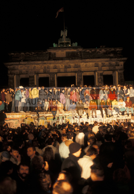 In der Nacht vom 10. zum 11.11.1989 Menschen auf und vor der Mauer vor dem Brandenburger Tor, 10./11. November 1989.