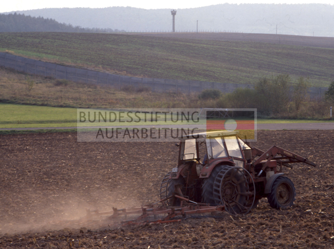 Grenze durch ein Feld in Dürrenried/Bayern, zwischen 1984 und 1987.