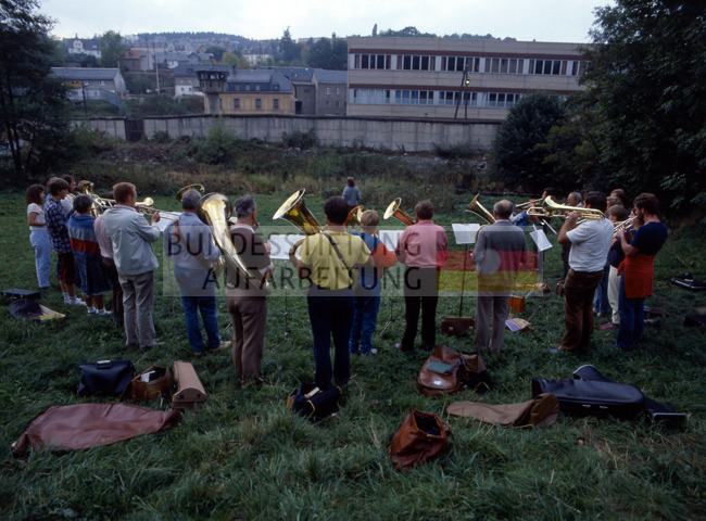 Bläser aus Bayern bringen ein Ständchen für Blankenstein/Saale/DDR, zwischen 1984 und 1987. 