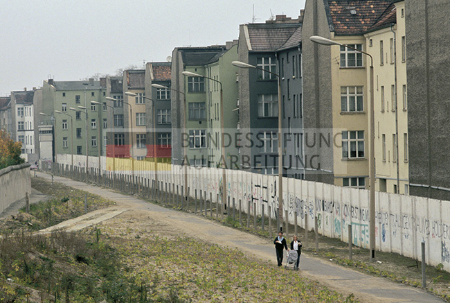 An der Berliner Mauer, Schwedter Straße, Prenzlauer Berg, 1990, Berlin, DDR.