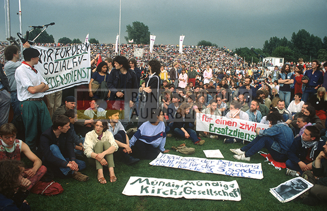Demonstration des "Kirchentag von unten" auf der Abschlussveranstaltung des Kirchentags, in der Wuhlheide, Berlin, 1987.