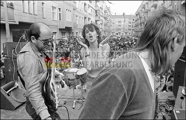 Straßenfest vor dem Jugendklub "Impuls", die Band "Juckreiz", Berlin, 1981, DDR.