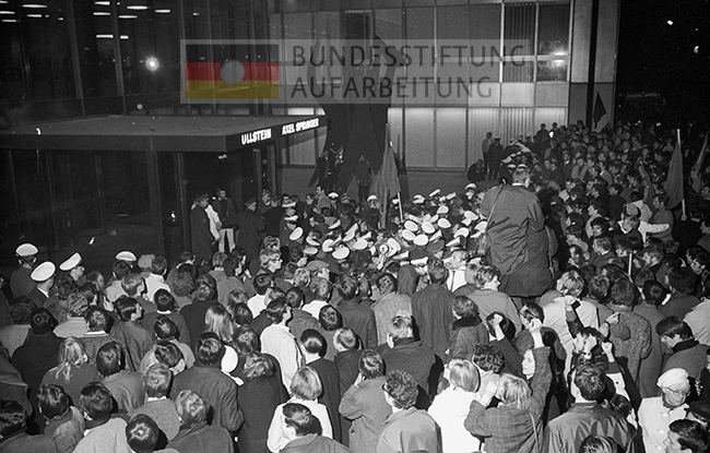 11.04.1968: Die APO (Außerparlamentarische Opposition) macht den Springer Verlag für das Attentat auf Rudi Dutschke verantwortlich. Am Abend marschierten 2.500 Demonstranten nach Kreuzberg und versuchten das Verlagshaus zu stürmen.