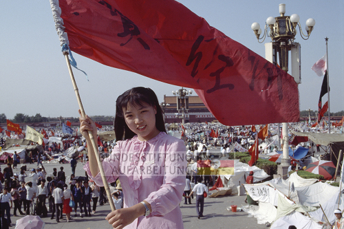 Furchtlos und zuversichtlich schwenkt die 20jährige Biologiestudentin Xia die Fahne ihrer Hochschule über dem Platz des Himmlischen Friedens auf dem die Demonstranten ihr Lager aufgeschlagen haben.