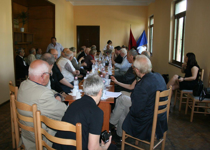 Während der Studienfahrt stand auch ein Besuch beim Verband der Repressierten Albaniens auf dem Programm. 