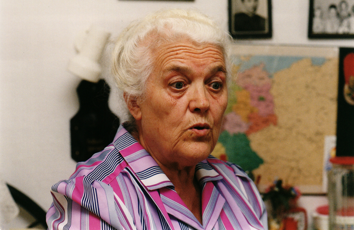 Gulag-Zeitzeugin Luise Hörmann während eines Interviews, 2002.