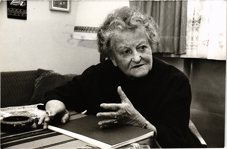 Gertrud während eines Gespräches, 1991