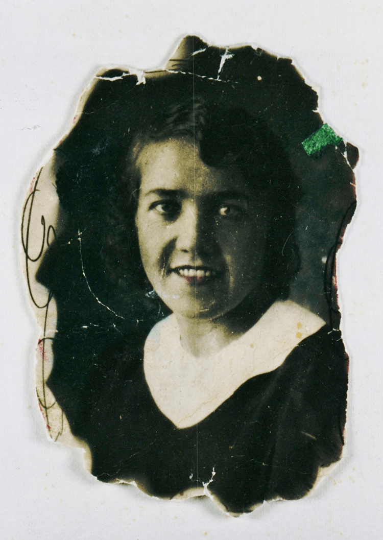 Ida Konrad kurz vor ihrer Entlassung aus dem Lager 1946. Das Kleid hatte ihre Mutter genäht, den weißen Kragen schenkte ihr eine japanische Mitgefangene
