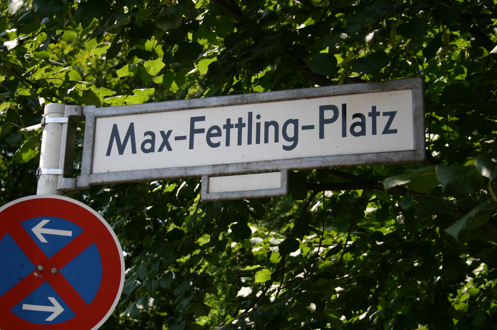 Der Max-Fettling-Platz in Berlin-Friedrichshain würdigt das Engagement des namensgebenden Gewerkschafters während des Volksaufstandes am 17. Juni 1953