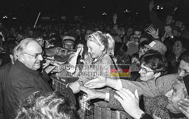 Bundeskanzler Helmut Kohl wird bei einer Veranstaltung der CDU zur Bundestagswahl euphorisch empfangen, Güstrow, 1990