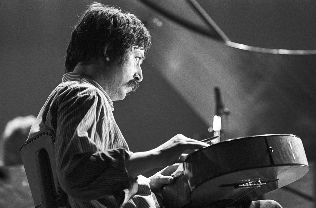 Wolf Biermann bei einem Konzert in der West-Berliner Eissposthalle am 4.11.1977, wo er gemeinsam mit anderen Künstlern auftrat, die aus der DDR ausgewiesen worden waren.