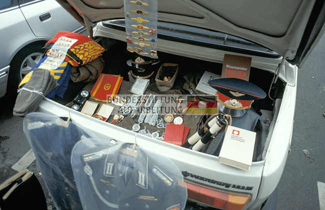 Kofferraum mit Erinnerungen aus der DDR